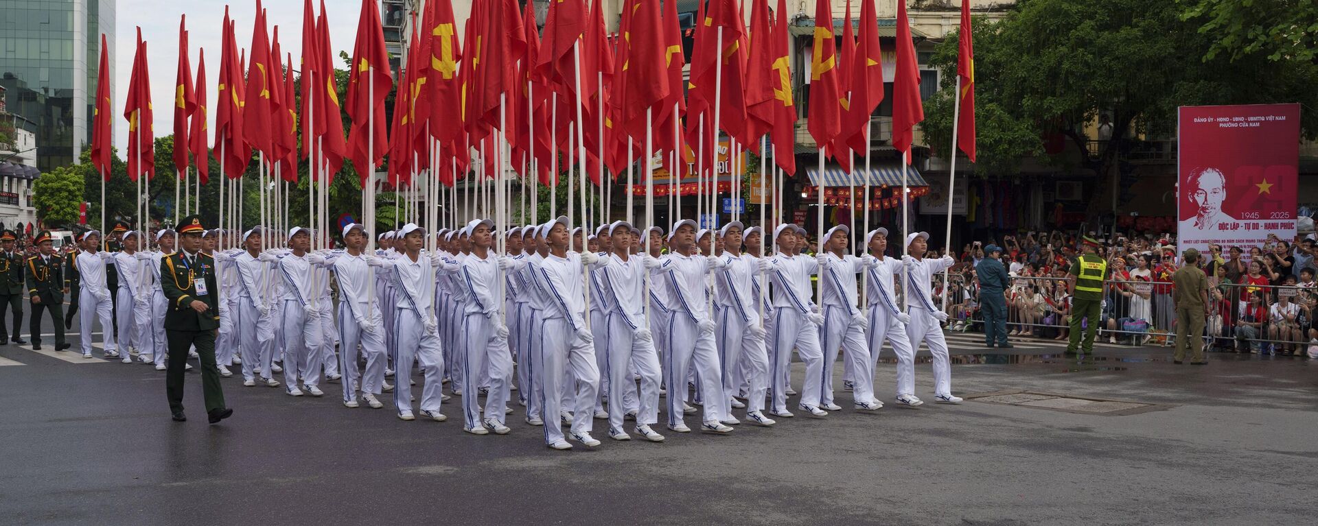 Các chiến sĩ quân đội với lá cờ Việt Nam trong ngày tổng diễn tập cuối cùng trước lễ kỷ niệm 80 năm ngày tuyên bố độc lập   - Sputnik Việt Nam, 1920, 06.09.2025