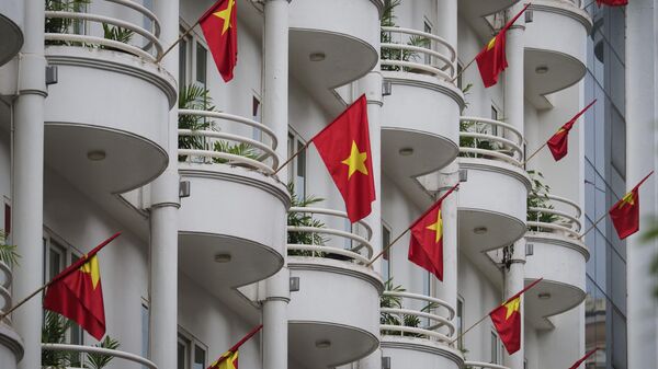 Những lá cờ Việt Nam trên các ban công khách sạn tại Hà Nội trước lễ kỷ niệm 80 năm ngày tuyên bố độc lập   - Sputnik Việt Nam