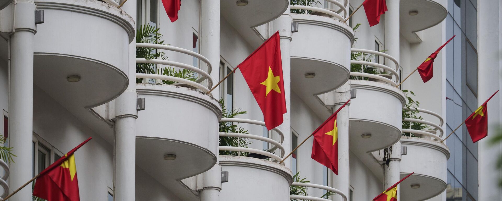 Những lá cờ Việt Nam trên các ban công khách sạn tại Hà Nội trước lễ kỷ niệm 80 năm ngày tuyên bố độc lập   - Sputnik Việt Nam, 1920, 30.12.2025