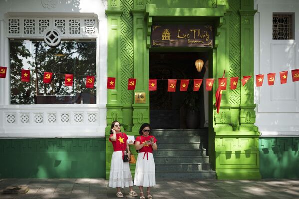 Những cô gái mặc áo phông in cờ Việt Nam trước lễ kỷ niệm 80 năm ngày tuyên bố độc lập - Sputnik Việt Nam