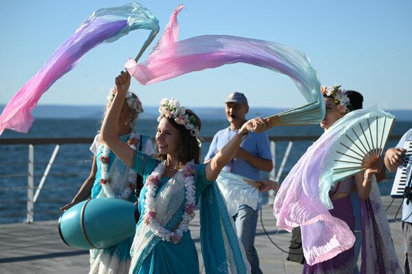 Các nghệ sĩ biểu diễn tại bến cảng Thể thao ở Vladivostok - Sputnik Việt Nam