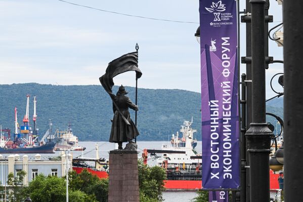 Băng-rôn trước thềm Diễn đàn Kinh tế Phương Đông trên Đại lộ Okeansky ở Vladivostok - Sputnik Việt Nam