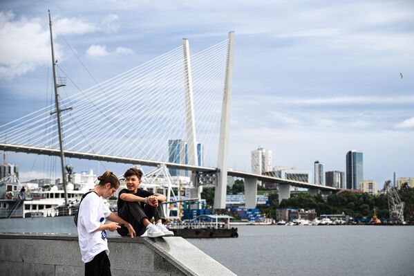 Những người trẻ trên Bến cảng Korabelnaya ở Vladivostok - Sputnik Việt Nam