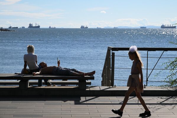Người đi đường trên bến cảng Thể thao ở Vladivostok - Sputnik Việt Nam