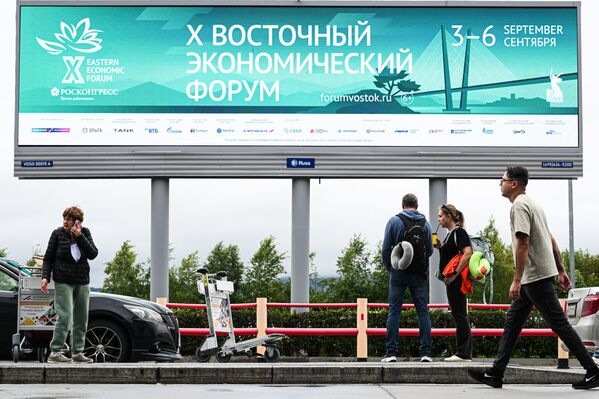 Băng-rôn trước thềm Diễn đàn Kinh tế Phương Đông tại sân bay quốc tế Vladivostok mang tên V. K. Arsenyev - Sputnik Việt Nam