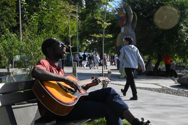 Người đi đường trên bến cảng Thể thao ở Vladivostok - Sputnik Việt Nam