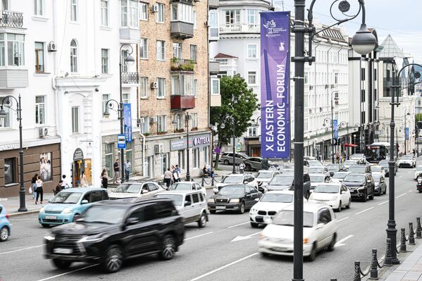 Băng-rôn thông tin của Diễn đàn Kinh tế Phương Đông trên Đại lộ Okeansky ở Vladivostok - Sputnik Việt Nam