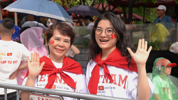 Người dân háo hức trước giờ G Lễ diễu binh A80 tại Quảng trường Ba Đình - Sputnik Việt Nam