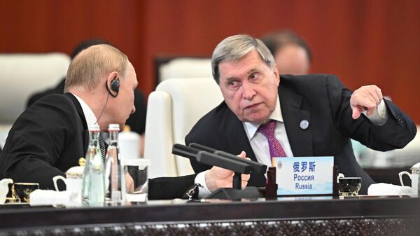 Tổng thống Nga Vladimir Putin và Trợ lý Tổng thống Nga Yuri Ushakov - Sputnik Việt Nam