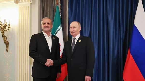 Tổng thống Nga Vladimir Putin và Tổng thống Iran Masoud Pezeshkian trong cuộc gặp bên lề hội nghị thượng đỉnh Tổ chức Hợp tác Thượng Hải (SCO) tại Thiên Tân - Sputnik Việt Nam