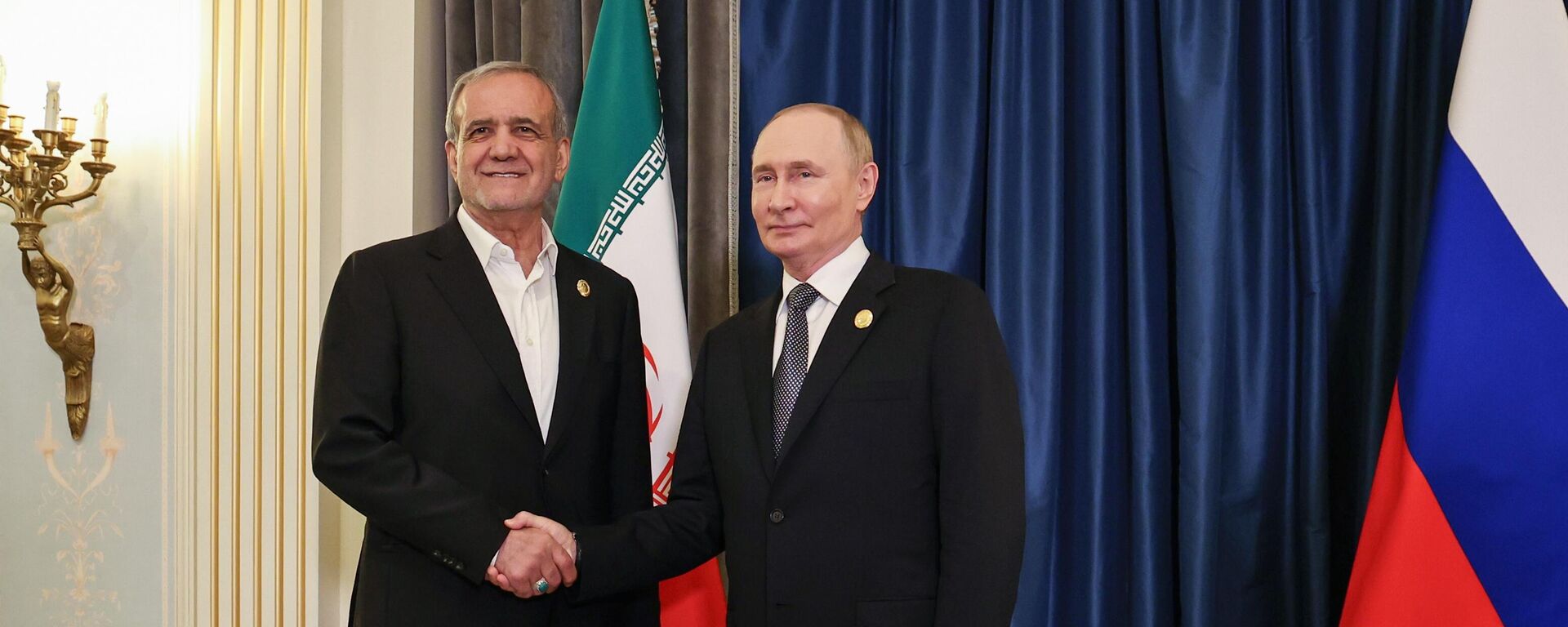 Tổng thống Nga Vladimir Putin và Tổng thống Iran Masoud Pezeshkian trong cuộc gặp bên lề hội nghị thượng đỉnh Tổ chức Hợp tác Thượng Hải (SCO) tại Thiên Tân - Sputnik Việt Nam, 1920, 01.09.2025