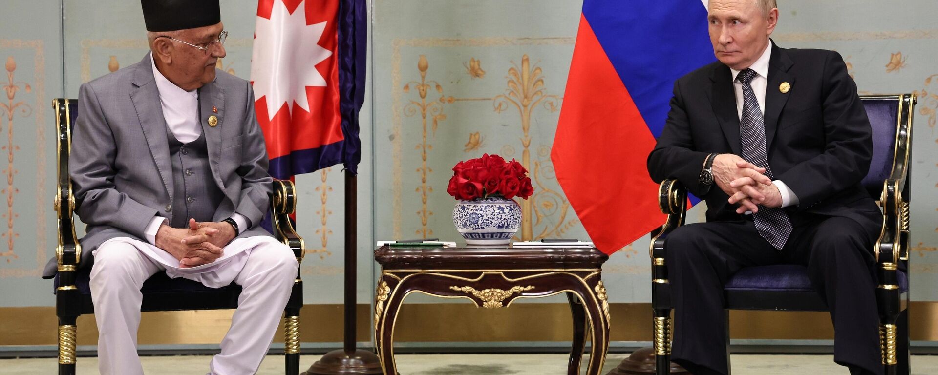 Tổng thống Nga Vladimir Putin và Thủ tướng Nepal Khadga Prasad Sharma Oli trong cuộc gặp bên lề hội nghị thượng đỉnh Tổ chức Hợp tác Thượng Hải (SCO) tại Thiên Tân - Sputnik Việt Nam, 1920, 02.09.2025