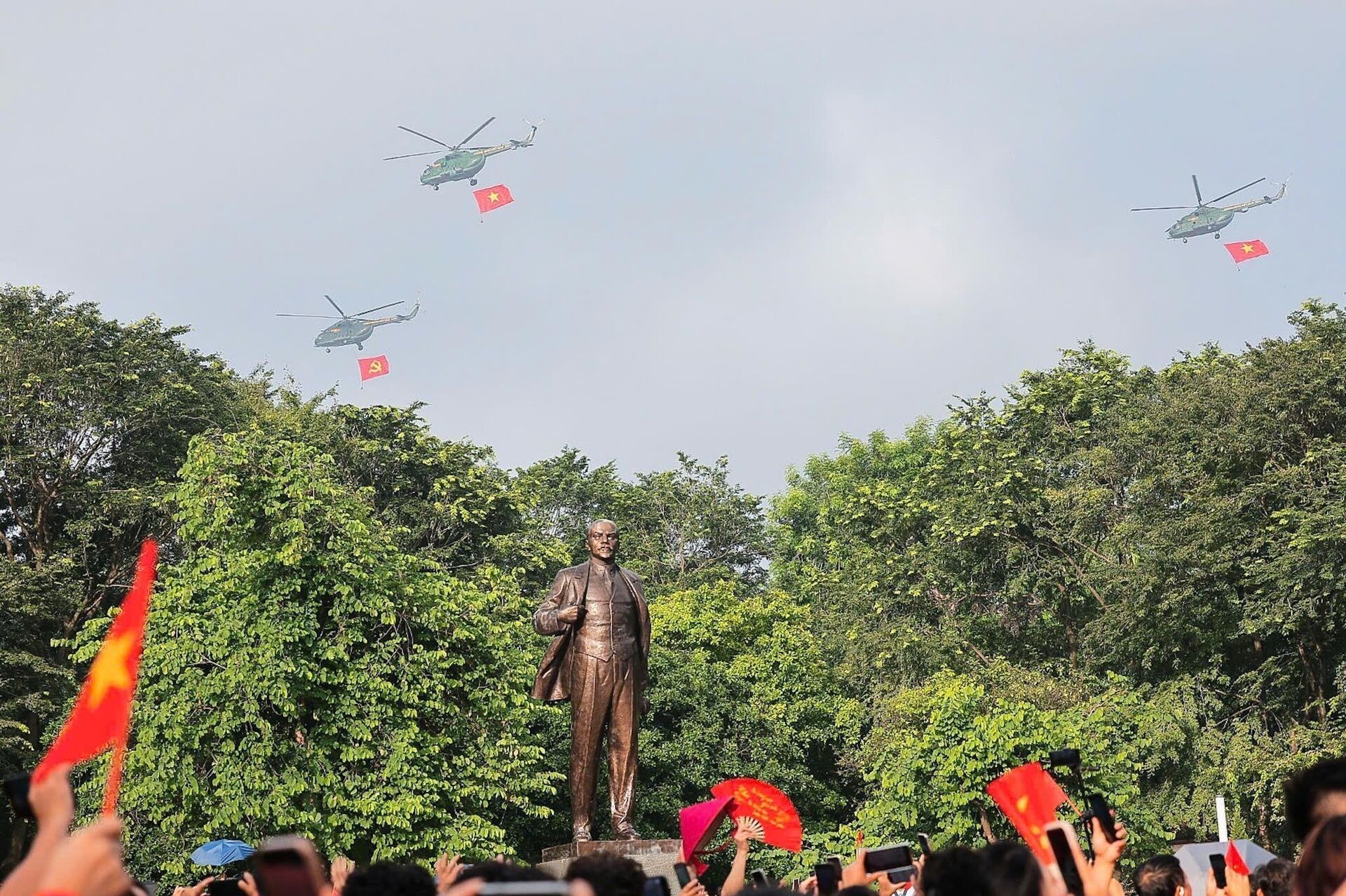 Màn trình diễn của biên đội máy bay trực thăng trên bầu trời Thủ đô - Sputnik Việt Nam, 1920, 02.09.2025