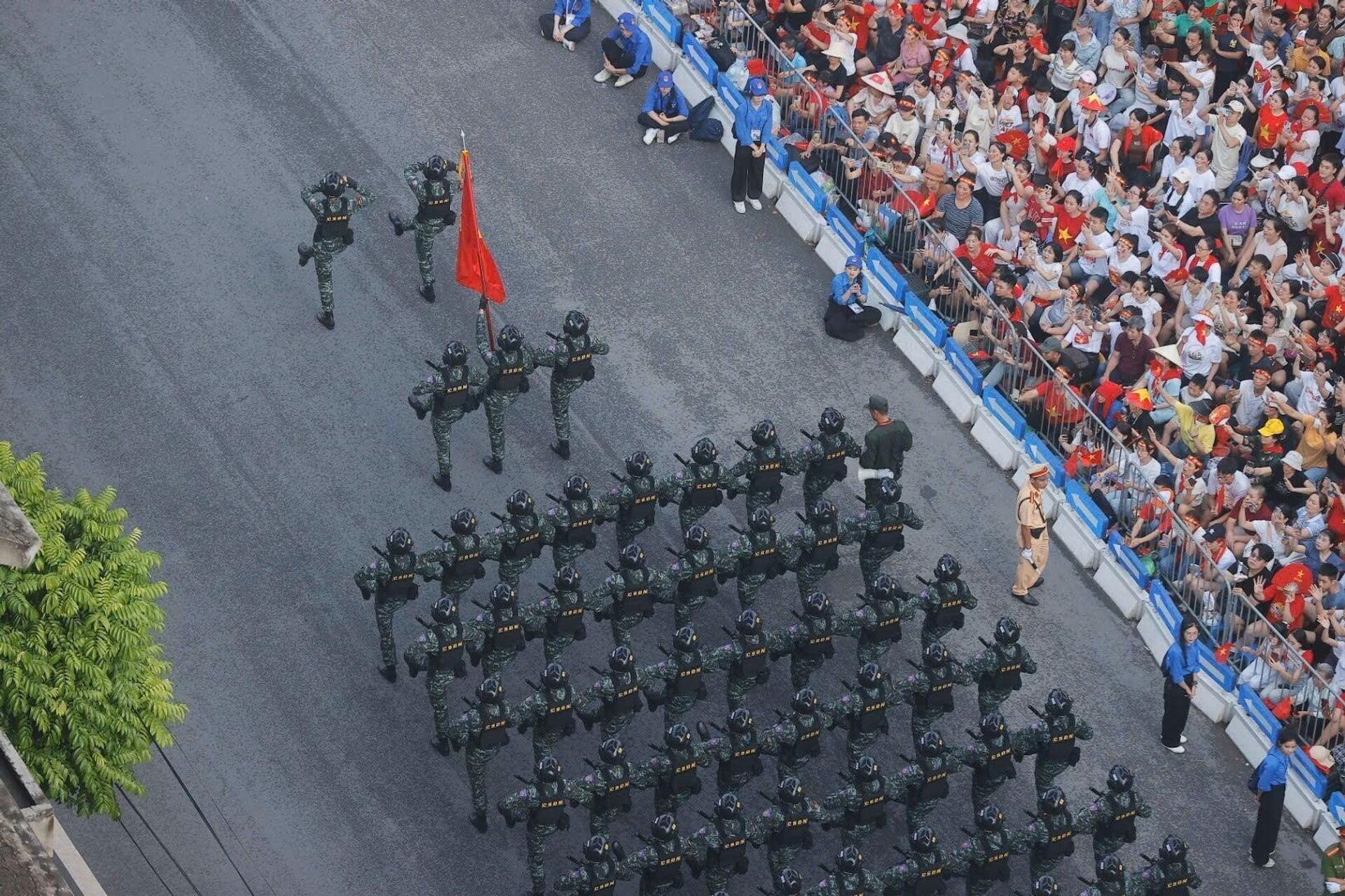 Khối nam chiến sĩ Cảnh sát đặc nhiệm diễu hành trên đường Trần Phú - Sputnik Việt Nam, 1920, 02.09.2025