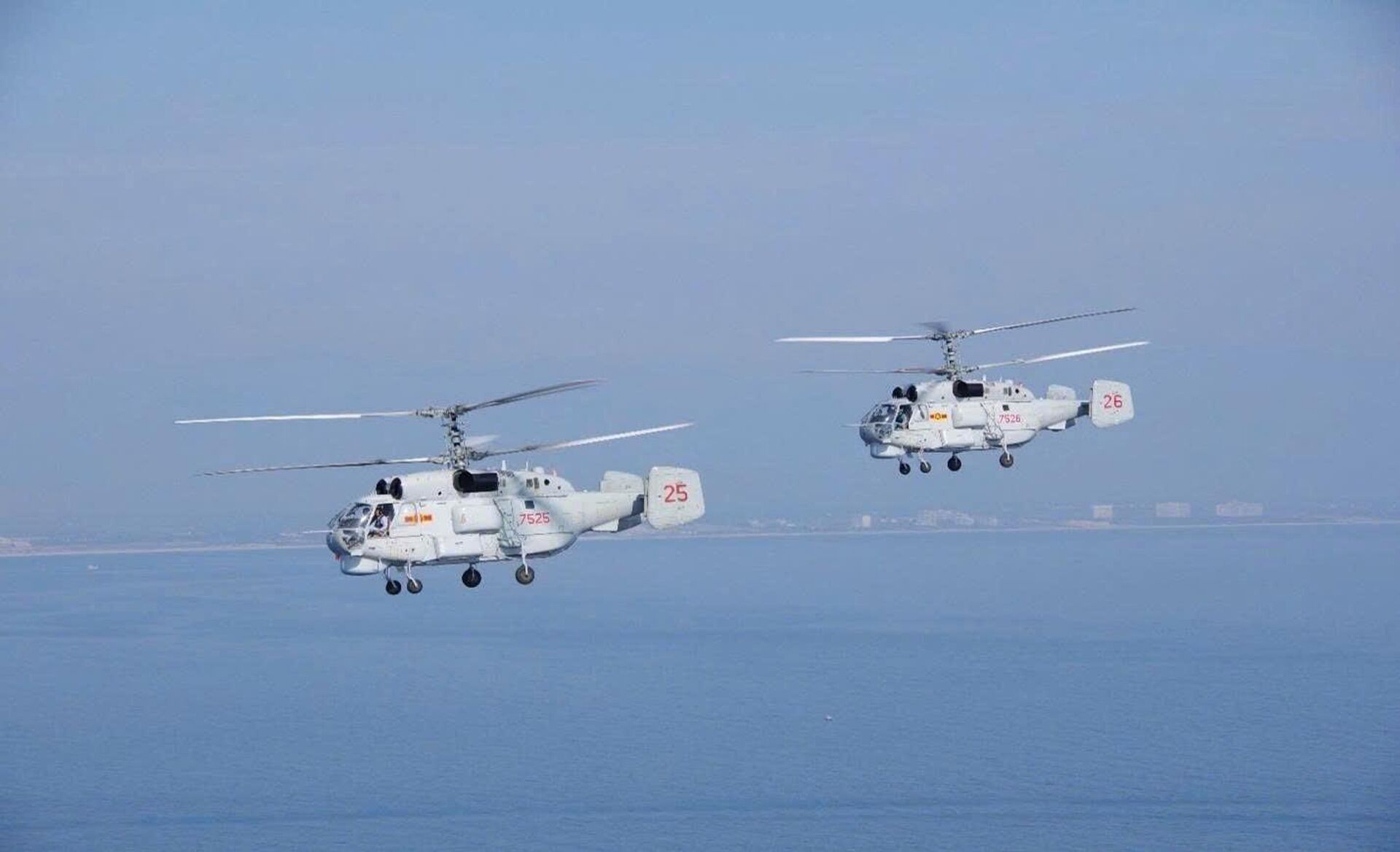 Màn diễu binh của biên đội trực thăng săn ngầm Ka28.  - Sputnik Việt Nam, 1920, 02.09.2025