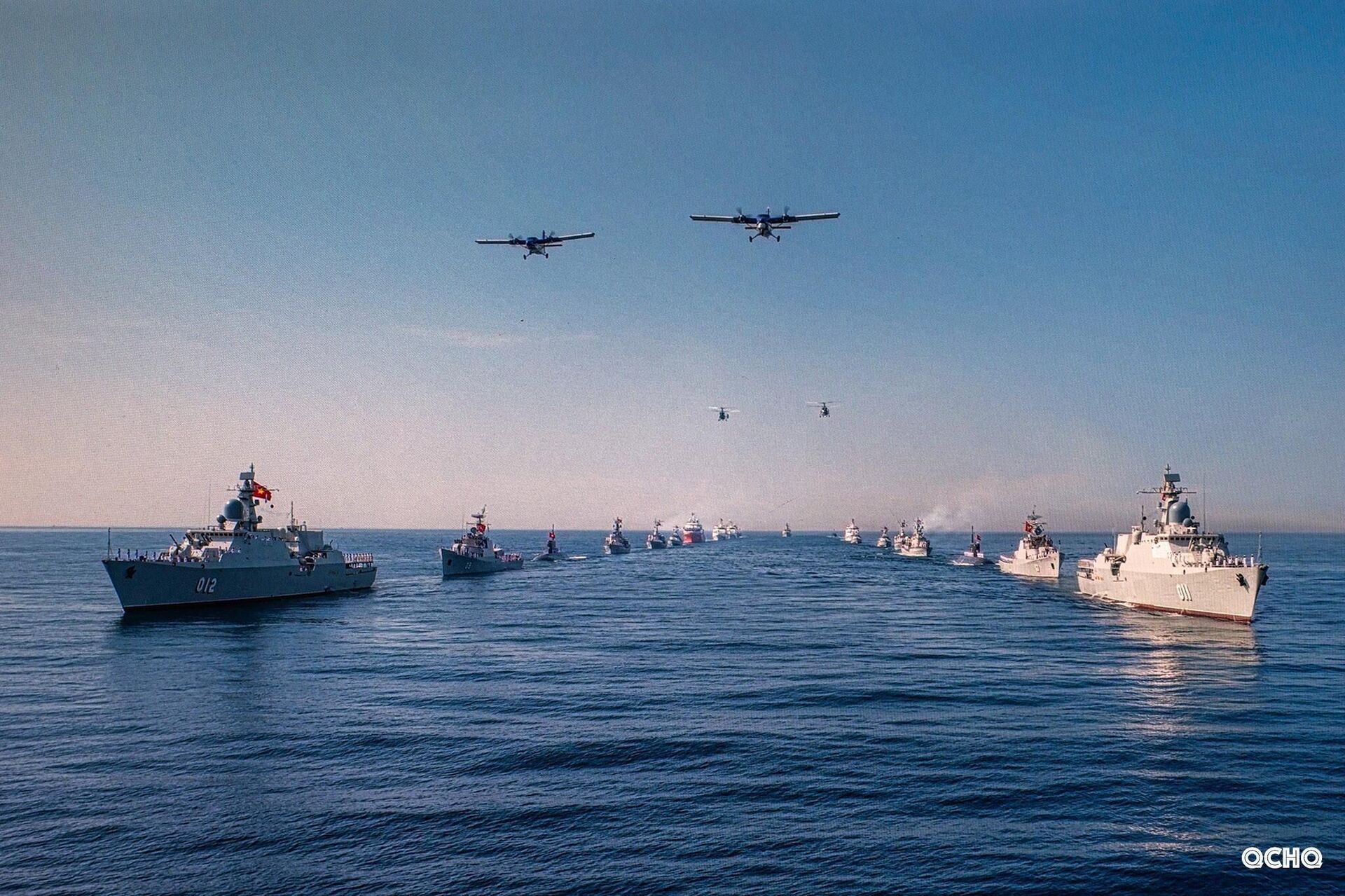 Tàu chỉ huy duyệt biên đội tàu và máy bay tham gia diễu binh trên biển - Sputnik Việt Nam, 1920, 02.09.2025
