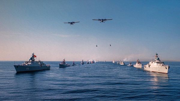 Tàu chỉ huy duyệt biên đội tàu và máy bay tham gia diễu binh trên biển - Sputnik Việt Nam