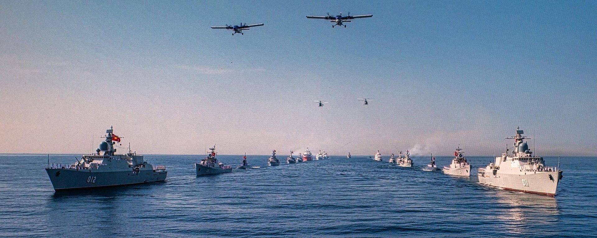 Tàu chỉ huy duyệt biên đội tàu và máy bay tham gia diễu binh trên biển - Sputnik Việt Nam, 1920, 14.07.2026