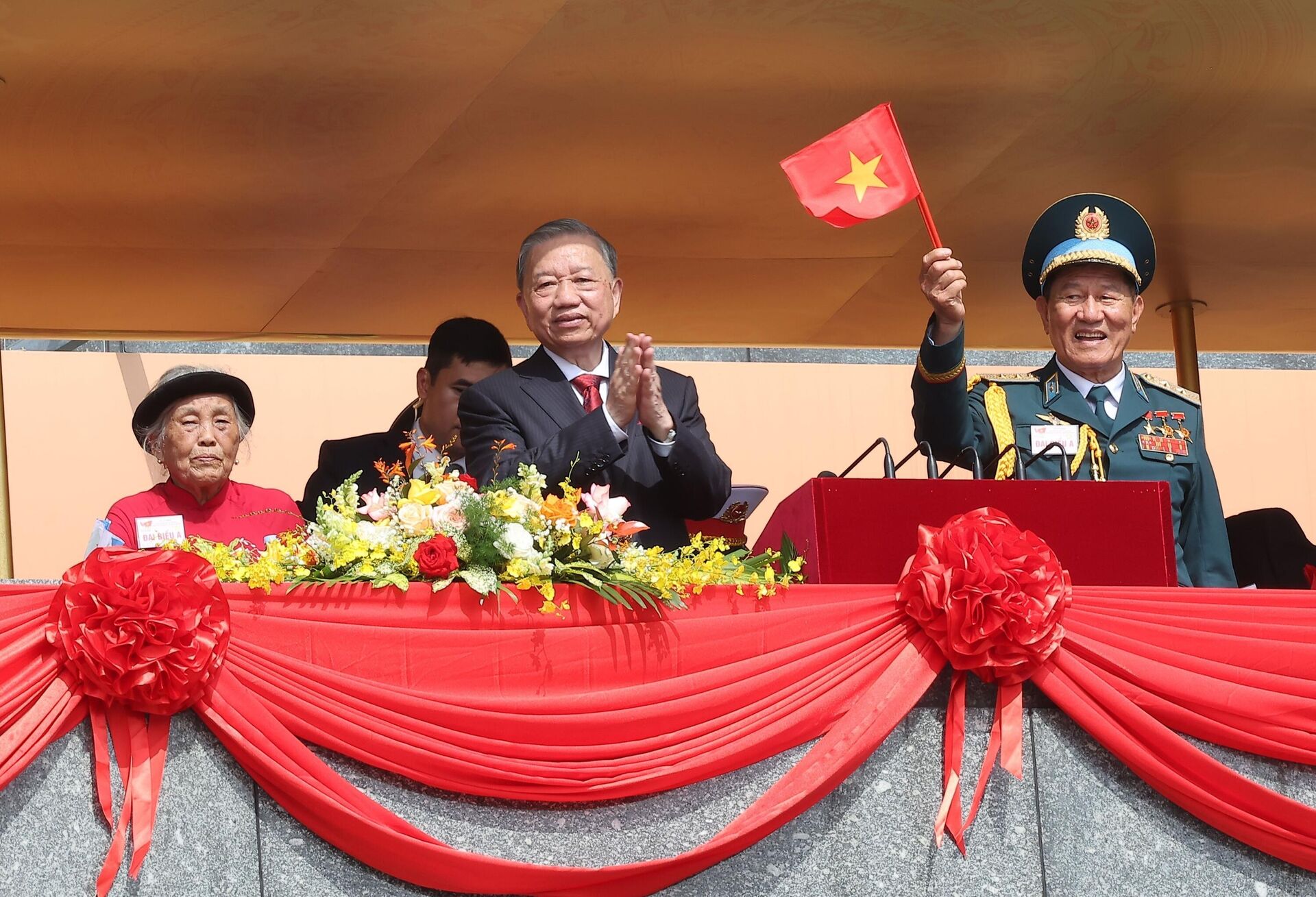 Tổng Bí thư Tô Lâm và lãnh đạo Đảng, Nhà nước trên Lễ đài dõi theo các lực lượng diễu binh, diễu hành - Sputnik Việt Nam, 1920, 02.09.2025
