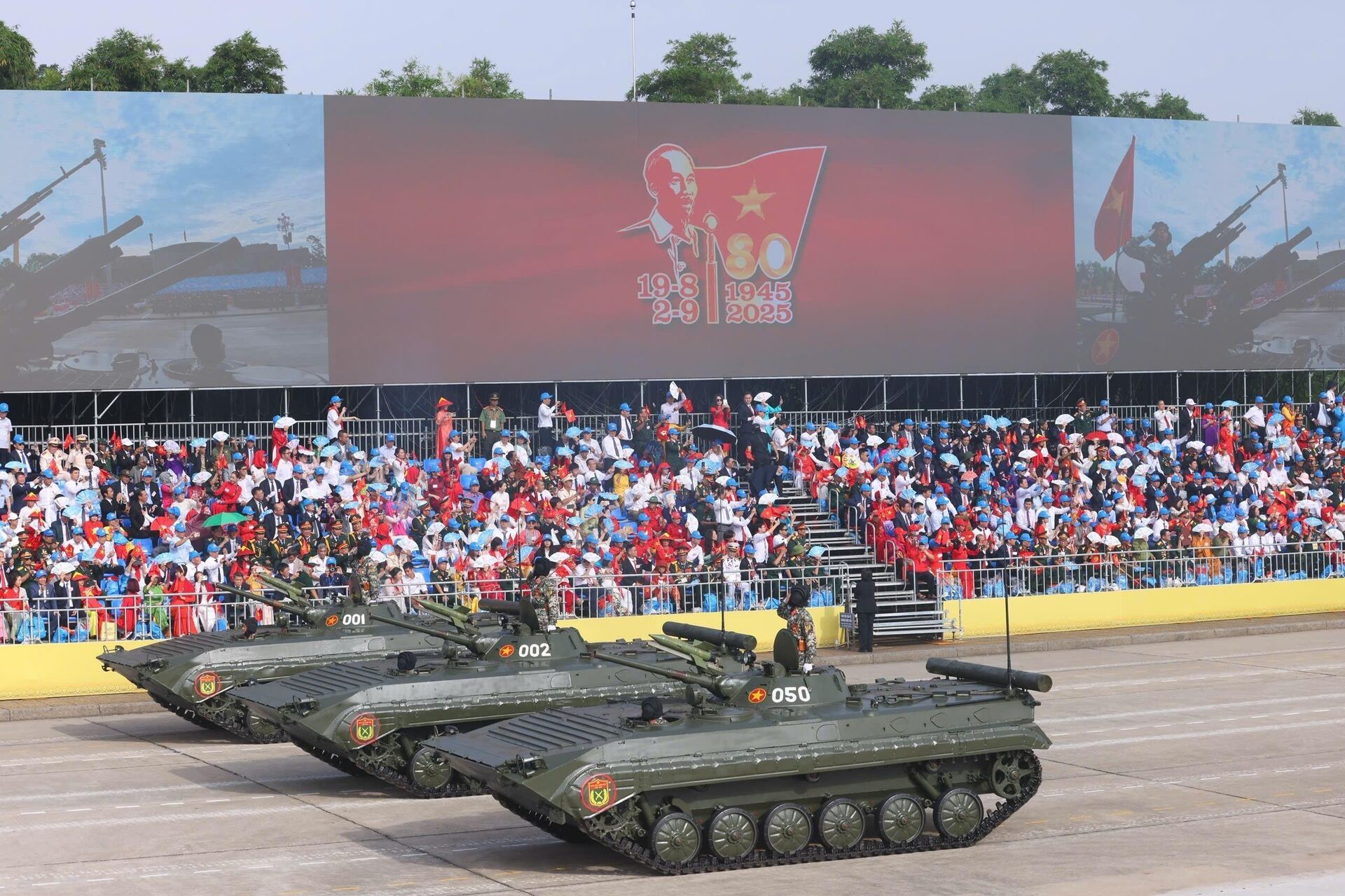 Xe thiết giáp chiến đấu bộ binh lội nước BMP-1, BMP-2 có tính năng chiến đấu hiệu quả cả trên bộ, dưới nước - Sputnik Việt Nam, 1920, 02.09.2025