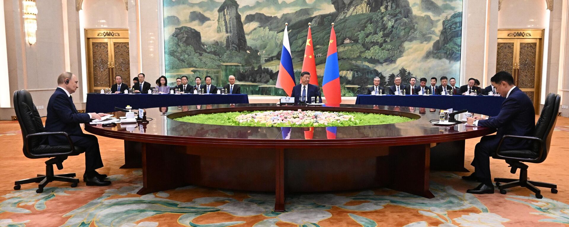 Tổng thống Liên bang Nga Vladimir Putin, Chủ tịch nước Cộng hòa Nhân dân Trung Hoa (Trung Quốc) Tập Cận Bình và Tổng thống Mông Cổ Ukhnaagiin Khurelsukh trong cuộc gặp ba bên tại Bắc Kinh - Sputnik Việt Nam, 1920, 02.09.2025