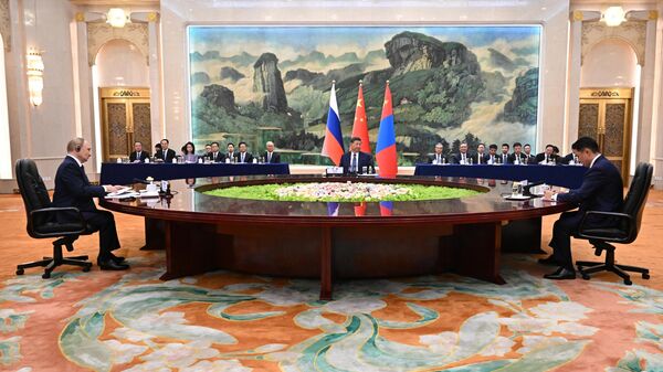 Tổng thống Liên bang Nga Vladimir Putin, Chủ tịch nước Cộng hòa Nhân dân Trung Hoa (Trung Quốc) Tập Cận Bình và Tổng thống Mông Cổ Ukhnaagiin Khurelsukh trong cuộc gặp ba bên tại Bắc Kinh - Sputnik Việt Nam