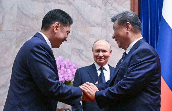 Tổng thống LB Nga Vladimir Putin, Chủ tịch CHND Trung Hoa Tập Cận Bình (phải) và Chủ tịch Mông Cổ Ukhnaagiin Khurelsukh (trái) trong cuộc gặp ở Bắc Kinh - Sputnik Việt Nam