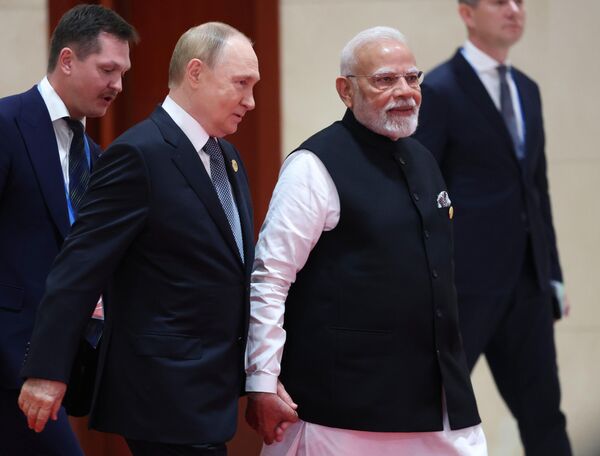 Tổng thống Nga Vladimir Putin và Thủ tướng Ấn Độ Narendra Modi (phải) tại nghi lễ chính thức - Chủ tịch CHND Trung Hoa Tập Cận Bình gặp các trưởng đoàn tham dự cuộc họp của Hội đồng Nguyên thủ Quốc gia Tổ chức Hợp tác Thượng Hải (SCO) tại Thiên Tân - Sputnik Việt Nam
