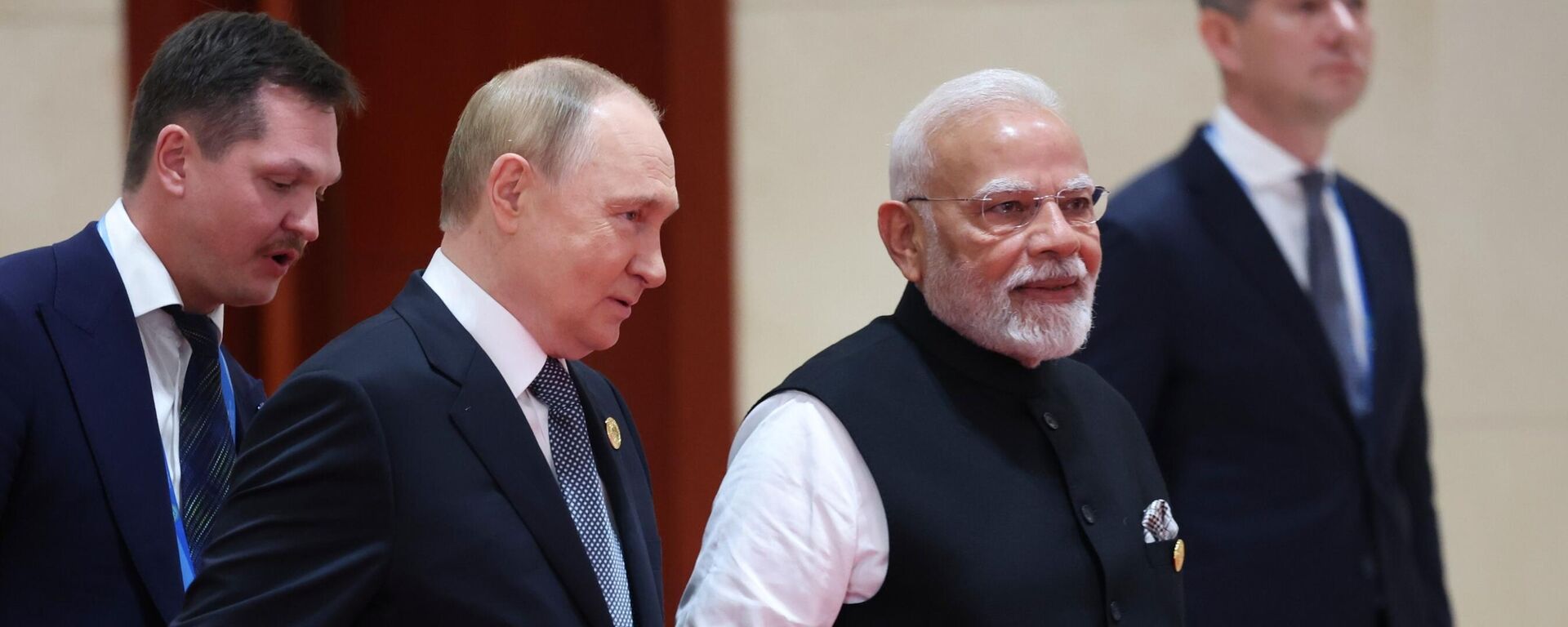 Tổng thống Nga Vladimir Putin và Thủ tướng Ấn Độ Narendra Modi (phải) tại nghi lễ chính thức - Chủ tịch CHND Trung Hoa Tập Cận Bình gặp các trưởng đoàn tham dự cuộc họp của Hội đồng Nguyên thủ Quốc gia Tổ chức Hợp tác Thượng Hải (SCO) tại Thiên Tân - Sputnik Việt Nam, 1920, 17.09.2025