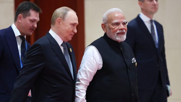 Tổng thống Nga Vladimir Putin và Thủ tướng Ấn Độ Narendra Modi (phải) tại nghi lễ chính thức - Chủ tịch CHND Trung Hoa Tập Cận Bình gặp các trưởng đoàn tham dự cuộc họp của Hội đồng Nguyên thủ Quốc gia Tổ chức Hợp tác Thượng Hải (SCO) tại Thiên Tân - Sputnik Việt Nam