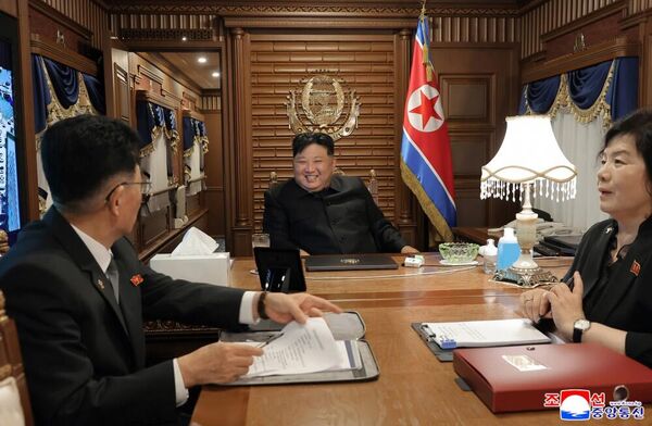 Nhà lãnh đạo CHDCND Triều Tiên Kim Jong-un trên chuyến tàu đặc biệt khởi hành thăm Trung Quốc - Sputnik Việt Nam