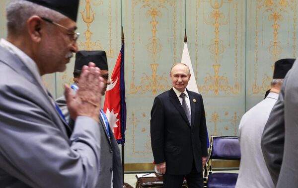 Tổng thống Nga Vladimir Putin và các thành viên phái đoàn Nepal trong cuộc gặp bên lề Hội nghị thượng đỉnh Tổ chức Hợp tác Thượng Hải (SCO) tại Thiên Tân - Sputnik Việt Nam