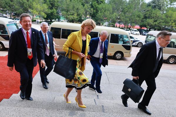 Chủ tịch Hội đồng Quản trị tập đoàn «Gazprom» Alexei Miller, Bộ trưởng Nông nghiệp Nga Oksana Luth và CEO Tập đoàn Nhà nước «Rosatom» Alexei Likhachev (từ trái sang phải) trước cuộc hội đàm Trung-Nga ở Bắc Kinh - Sputnik Việt Nam