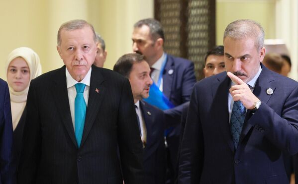 Tổng thống Cộng hòa Thổ Nhĩ Kỳ Recep Tayyip Erdogan sau cuộc gặp với Tổng thống Nga Vladimir Putin bên lề hội nghị thượng đỉnh Tổ chức Hợp tác Thượng Hải (SCO) tại Thiên Tân. Bên phải là Ngoại trưởng Thổ Nhĩ Kỳ Hakan Fidan - Sputnik Việt Nam