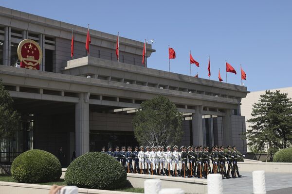 Đội Tiêu binh Danh dự chờ đón Tổng thống Zimbabwe Emmerson Mnangagwa tại phi trường quốc tế thủ đô Bắc Kinh - Sputnik Việt Nam