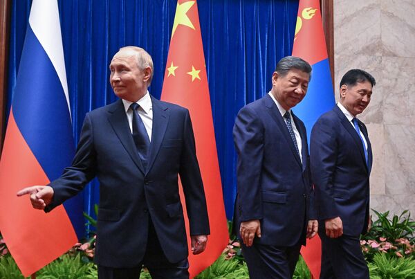 Tổng thống LB Nga Vladimir Putin, Chủ tịch CHND Trung Hoa Tập Cận Bình và Tổng thống Mông Cổ Ukhnaagiin Khurelsukh trong buổi chụp ảnh chung ở Bắc Kinh - Sputnik Việt Nam
