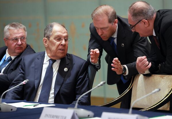 Phó Thủ tướng Nga Alexei Overchuk, Ngoại trưởng Nga Sergei Lavrov, Phó Thủ tướng thứ nhất Nga Denis Manturov và Đại sứ Nga tại Trung Quốc Igor Morgulov trước khi bắt đầu cuộc gặp của các ông Vladimir Putin và Narendra Modi bên lề hội nghị thượng đỉnh SCO - Sputnik Việt Nam