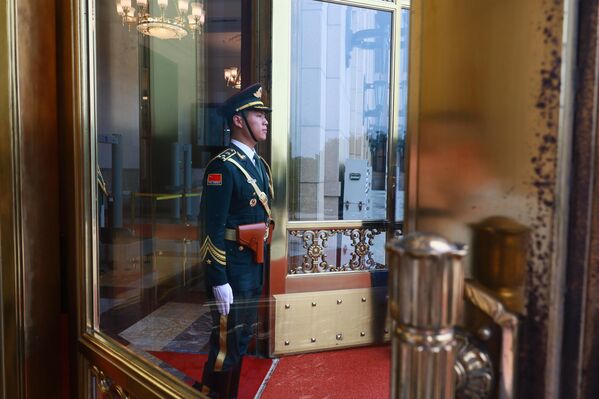 Một quân nhân của Đội Tiêu binh danh dự tại lối vào Đại lễ đường Nhân dân ở Bắc Kinh - Sputnik Việt Nam