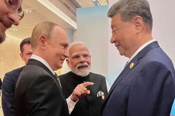 Tổng thống Nga Vladimir Putin, Thủ tướng Ấn Độ Narendra Modi và Chủ tịch Trung Quốc Tập Cận Bình trước khi khai mạc hội nghị thượng đỉnh SCO tại Thiên Tân - Sputnik Việt Nam