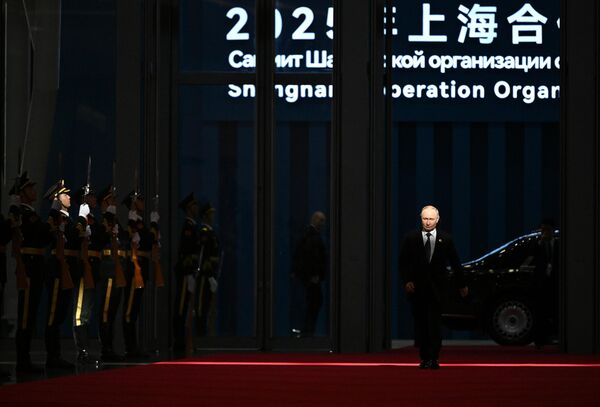 Tổng thống Nga Vladimir Putin trước buổi chụp ảnh chung với các nguyên thủ quốc gia thành viên SCO, nguyên thủ quốc gia các nước quan sát viên SCO và lãnh đạo các tổ chức quốc tế tại Thiên Tân - Sputnik Việt Nam