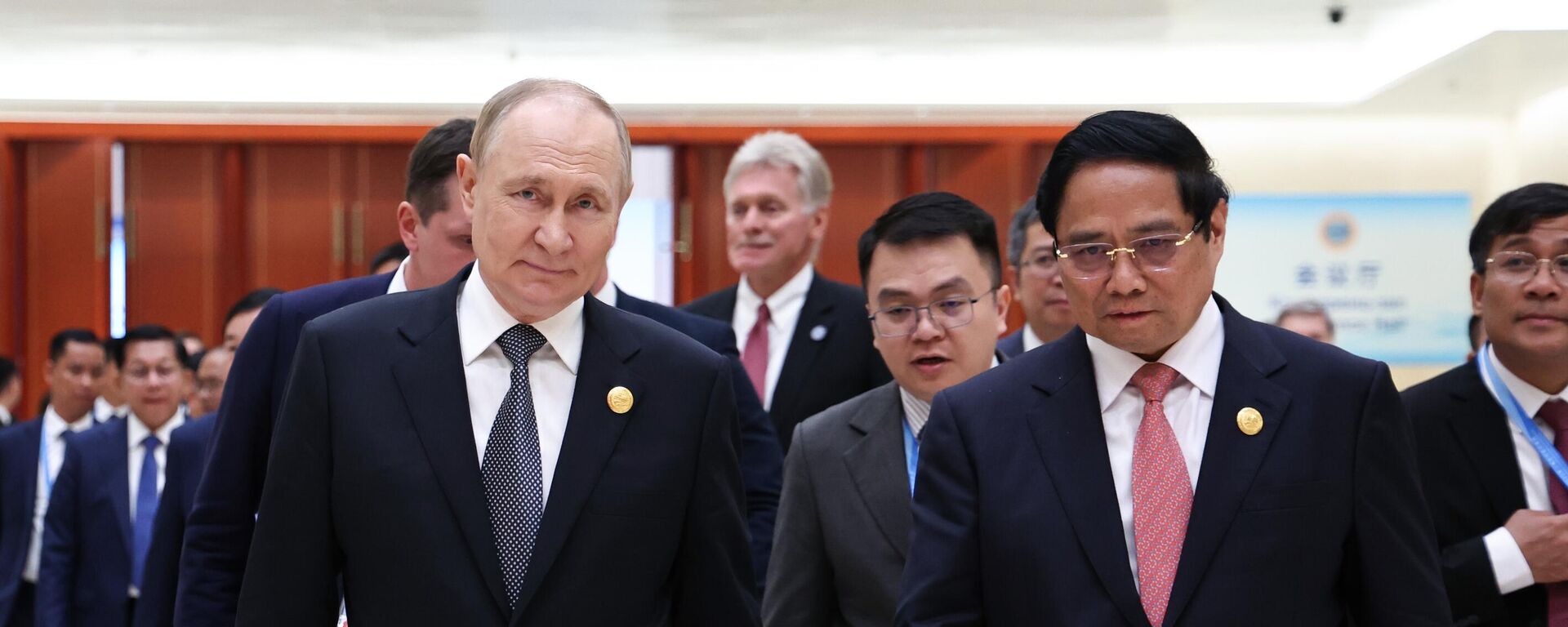 Ngày 01/09/2025. Tổng thống Nga Vladimir Putin và Thủ tướng Việt Nam Phạm Minh Chính (phải) trong cuộc gặp bên lề Hội nghị thượng đỉnh Tổ chức Hợp tác Thượng Hải (SCO) tại Thiên Tân - Sputnik Việt Nam, 1920, 02.09.2025