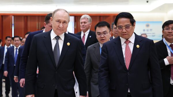 Ngày 01/09/2025. Tổng thống Nga Vladimir Putin và Thủ tướng Việt Nam Phạm Minh Chính (phải) trong cuộc gặp bên lề Hội nghị thượng đỉnh Tổ chức Hợp tác Thượng Hải (SCO) tại Thiên Tân - Sputnik Việt Nam