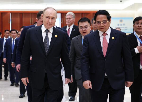 Ngày 01/09/2025. Tổng thống Nga Vladimir Putin và Thủ tướng Việt Nam Phạm Minh Chính (phải) trong cuộc gặp bên lề Hội nghị thượng đỉnh Tổ chức Hợp tác Thượng Hải (SCO) tại Thiên Tân - Sputnik Việt Nam