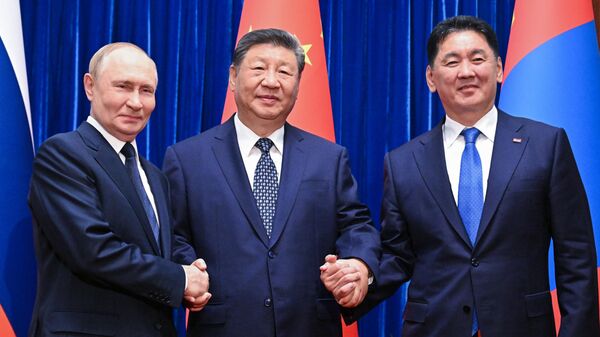 Tổng thống Nga Vladimir Putin, Chủ tịch nước Cộng hòa Nhân dân Trung Hoa Tập Cận Bình và Tổng thống Mông Cổ Ukhnaagiin Khurelsukh trong bức ảnh chung ở Bắc Kinh - Sputnik Việt Nam