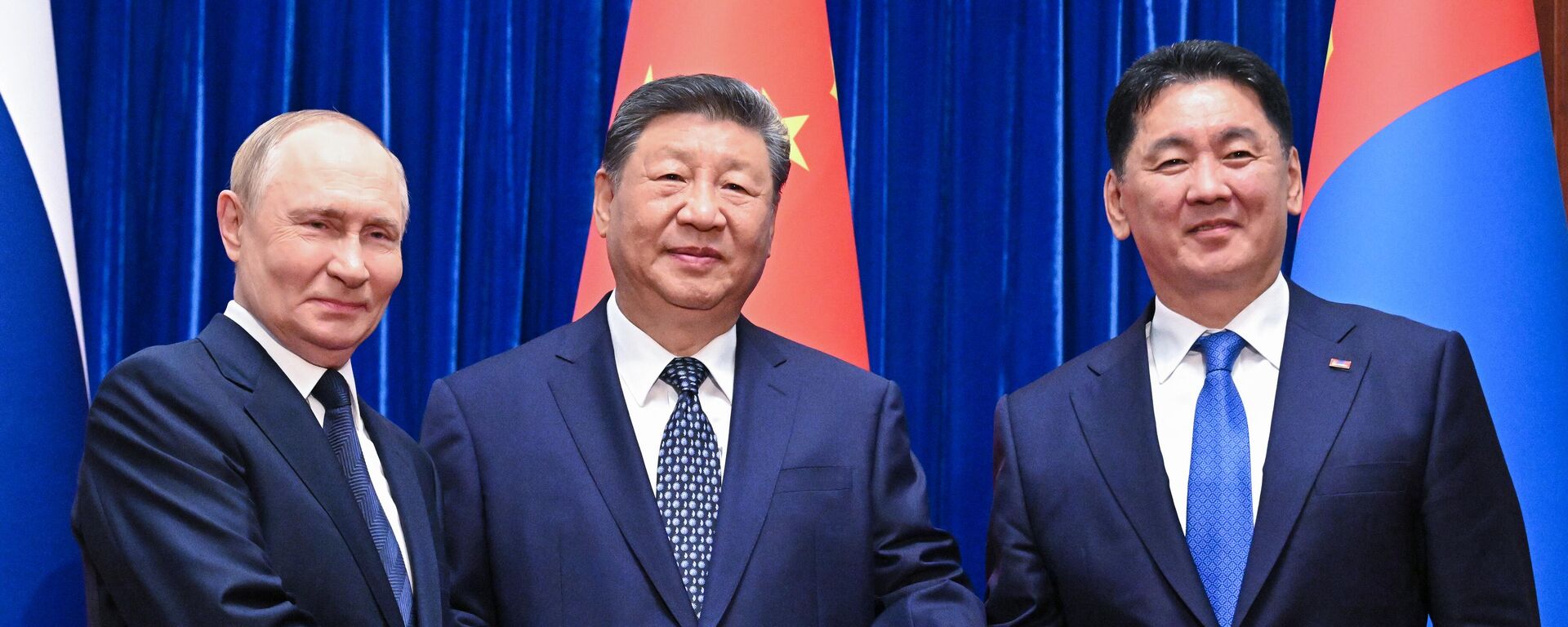 Tổng thống Nga Vladimir Putin, Chủ tịch nước Cộng hòa Nhân dân Trung Hoa Tập Cận Bình và Tổng thống Mông Cổ Ukhnaagiin Khurelsukh trong bức ảnh chung ở Bắc Kinh - Sputnik Việt Nam, 1920, 02.09.2025