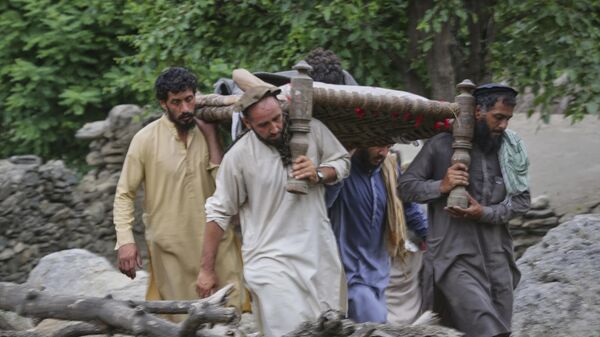 Một nạn nhân động đất được chuyển lên trực thăng quân sự ở Mazar Dar, tỉnh Kunar, Afghanistan. - Sputnik Việt Nam