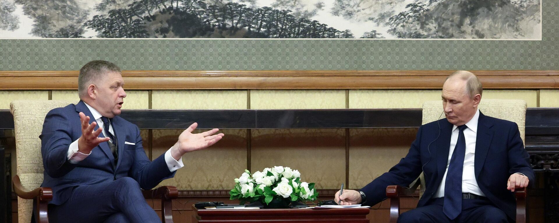 Tổng thống Nga Vladimir Putin và Thủ tướng Slovakia Robert Fico (trái) trong một cuộc họp tại Bắc Kinh. - Sputnik Việt Nam, 1920, 02.09.2025