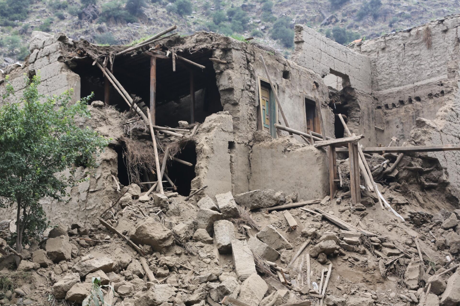 Những ngôi nhà bị phá hủy bởi trận động đất ở tỉnh Kunar phía đông Afghanistan - Sputnik Việt Nam, 1920, 02.09.2025