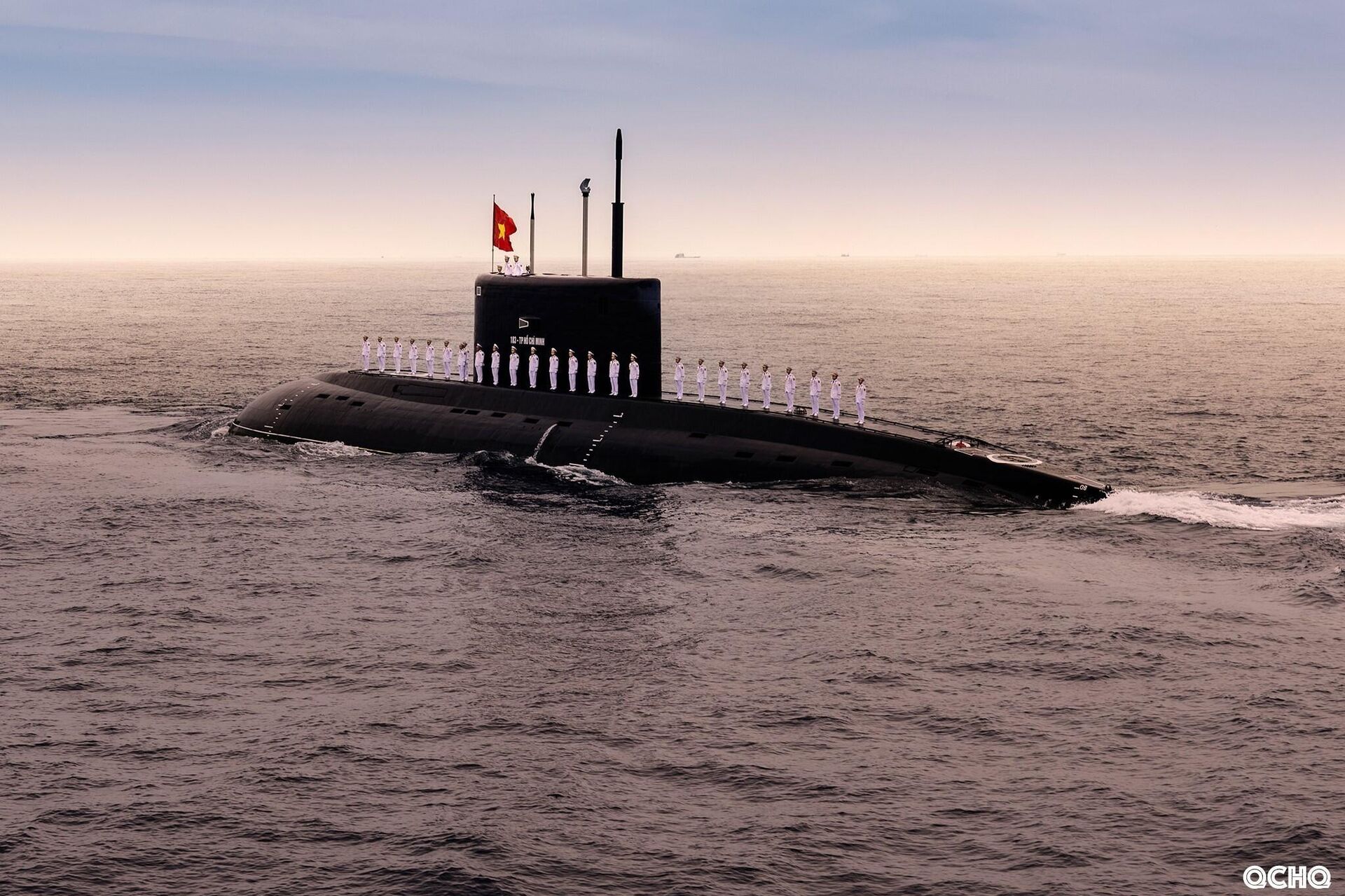 Biên đội tàu ngầm kilo 636 vào vị trí chào tàu chỉ huy - Sputnik Việt Nam, 1920, 02.09.2025