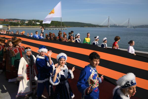 EEF-2025 Hoạt động diễn đàn. Đoàn diễu hành với dải băng St. George lớn - Sputnik Việt Nam